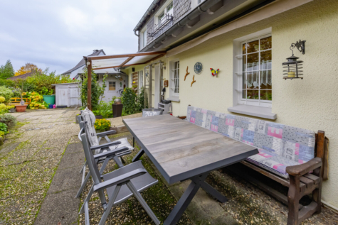 Familienidylle in Wuppertal: Freistehend, modernisiert & mit eigenem Gartenparadies - Terrasse mit Markise (69817)