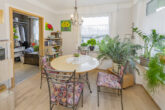 Familienidylle in Wuppertal: Freistehend, modernisiert & mit eigenem Gartenparadies - Essbereich mit Blick zur Eingangstür im EG
