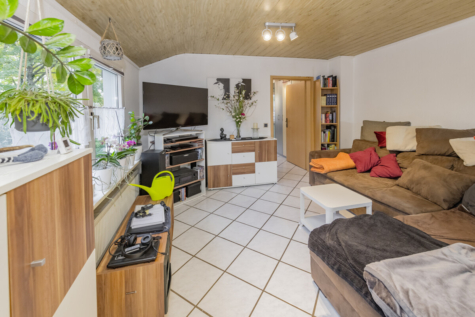 Familienidylle in Wuppertal: Freistehend, modernisiert & mit eigenem Gartenparadies - Wohnzimmer im DG (69828)