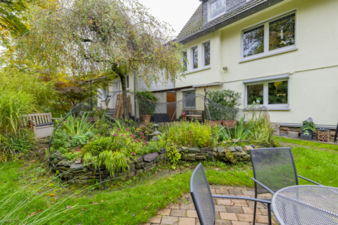 Familienidylle in Wuppertal: Freistehend, modernisiert & mit eigenem Gartenparadies - Blick zum wunderschönen Koiteich (69835)