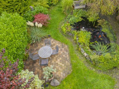 Familienidylle in Wuppertal: Freistehend, modernisiert & mit eigenem Gartenparadies - Drohnenbild vom Koiteich (69836)