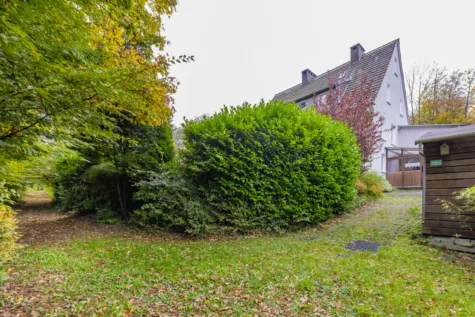 Familienidylle in Wuppertal: Freistehend, modernisiert & mit eigenem Gartenparadies - Gemütlicher Weg unterhalb vom Haus (71530)