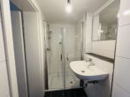Sanierte 2-Zimmer-Wohnung mit eigenem Eingang & optionaler Garage - Blick zur Dusche