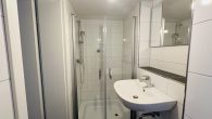 Sanierte 2-Zimmer-Wohnung mit eigenem Eingang & optionaler Garage - Blick zur Dusche
