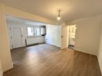 Sanierte 2-Zimmer-Wohnung mit eigenem Eingang & optionaler Garage - Blick zum Eingang