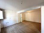 Sanierte 2-Zimmer-Wohnung mit eigenem Eingang & optionaler Garage - Blick zum Wohnbereich