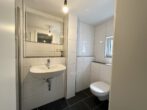 Sanierte 2-Zimmer-Wohnung mit eigenem Eingang & optionaler Garage - Frisch saniertes Badezimmer