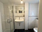 Sanierte 2-Zimmer-Wohnung mit eigenem Eingang & optionaler Garage - Waschtisch mit eingebautem Spiegel