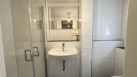 Sanierte 2-Zimmer-Wohnung mit eigenem Eingang & optionaler Garage - Waschtisch mit eingebautem Spiegel