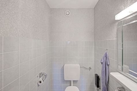 Eigentumswohnung mit 3 Zimmer, 1 Stellplatz & 2 Garagen! - Gäste-WC (69910)