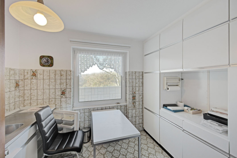 Eigentumswohnung mit 3 Zimmer, 1 Stellplatz & 2 Garagen! - Küche (69905)