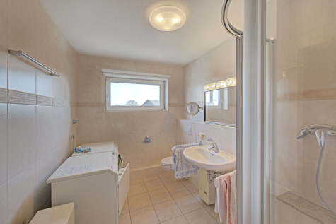 Eigentumswohnung mit 3 Zimmer, 1 Stellplatz & 2 Garagen! - Badezimmer (69909)