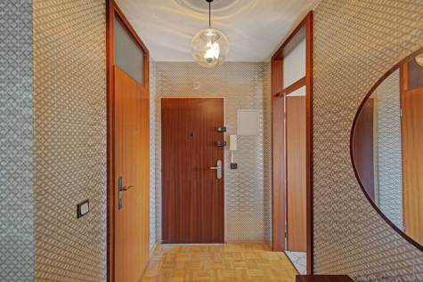 Eigentumswohnung mit 3 Zimmer, 1 Stellplatz & 2 Garagen! - Eingangsbereich (69901)