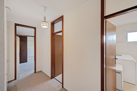 Eigentumswohnung mit 3 Zimmer, 1 Stellplatz & 2 Garagen! - Flur (69906)