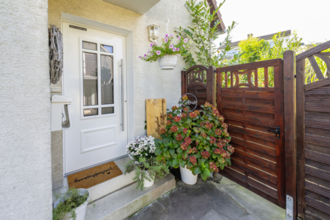 Doppelhaushälfte mit Stil: Ideal für Familien – großzügig, modern und mit viel Grün! - Zugang zum Haus (70109)
