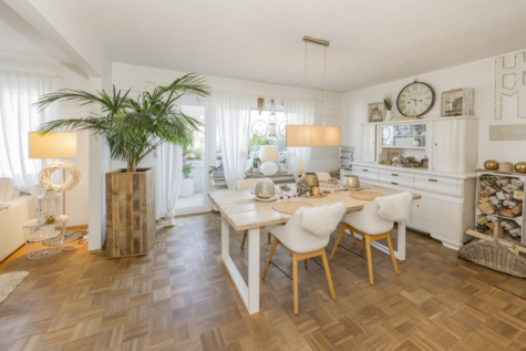 Doppelhaushälfte mit Stil: Ideal für Familien – großzügig, modern und mit viel Grün! - Wohnbereich mit Zugang zum Balkon (70111)