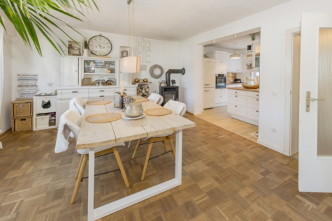 Doppelhaushälfte mit Stil: Ideal für Familien – großzügig, modern und mit viel Grün! - Wohnbereich mit Blick in die Küche (70112)