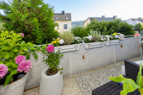 Doppelhaushälfte mit Stil: Ideal für Familien – großzügig, modern und mit viel Grün! - Balkon Wohnbereich (70113)