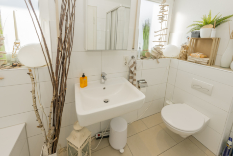 Doppelhaushälfte mit Stil: Ideal für Familien – großzügig, modern und mit viel Grün! - Bad im Erdgeschoss (70123)
