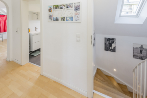 Doppelhaushälfte mit Stil: Ideal für Familien – großzügig, modern und mit viel Grün! - Flur Obergeschoss (70126)