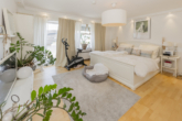 Schlafzimmer mit Zugang zum Balkon