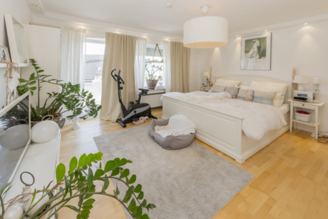 Doppelhaushälfte mit Stil: Ideal für Familien – großzügig, modern und mit viel Grün! - Schlafzimmer mit Zugang zum Balkon (70130)