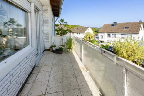 Doppelhaushälfte mit Stil: Ideal für Familien – großzügig, modern und mit viel Grün! - Balkon Schlafzimmer (70131)