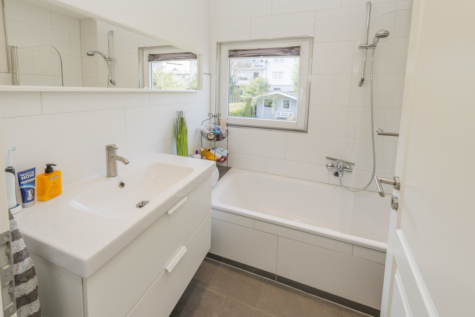Doppelhaushälfte mit Stil: Ideal für Familien – großzügig, modern und mit viel Grün! - Badezimmer Obergeschoss (70133)