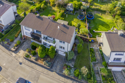 Doppelhaushälfte mit Stil: Ideal für Familien – großzügig, modern und mit viel Grün! - Luftaufnahme (70134)