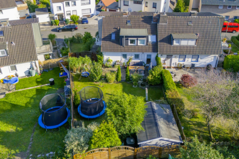 Doppelhaushälfte mit Stil: Ideal für Familien – großzügig, modern und mit viel Grün! - Luftaufnahme (70138)