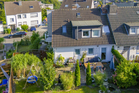 Doppelhaushälfte mit Stil: Ideal für Familien – großzügig, modern und mit viel Grün! - Luftaufnahme (70140)