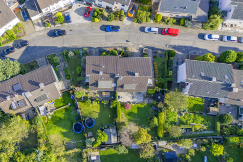Doppelhaushälfte mit Stil: Ideal für Familien – großzügig, modern und mit viel Grün! - Luftaufnahme (70142)
