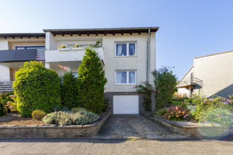 Doppelhaushälfte mit Stil: Ideal für Familien – großzügig, modern und mit viel Grün! - Straßenansicht (70144)