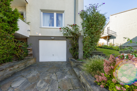 Doppelhaushälfte mit Stil: Ideal für Familien – großzügig, modern und mit viel Grün! - Garage (70145)
