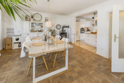 Doppelhaushälfte mit Stil: Ideal für Familien – großzügig, modern und mit viel Grün! - Wohnbereich (70165)
