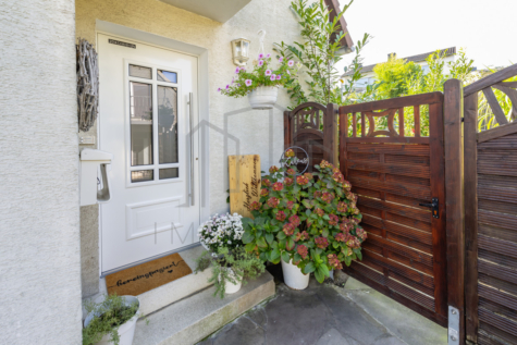 Doppelhaushälfte mit Stil: Ideal für Familien – großzügig, modern und mit viel Grün! - Hauseingang (70166)