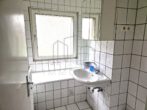 Charmante 3-Zimmer-Erdgeschosswohnung mit Balkon und Einbauküche - Badezimmer