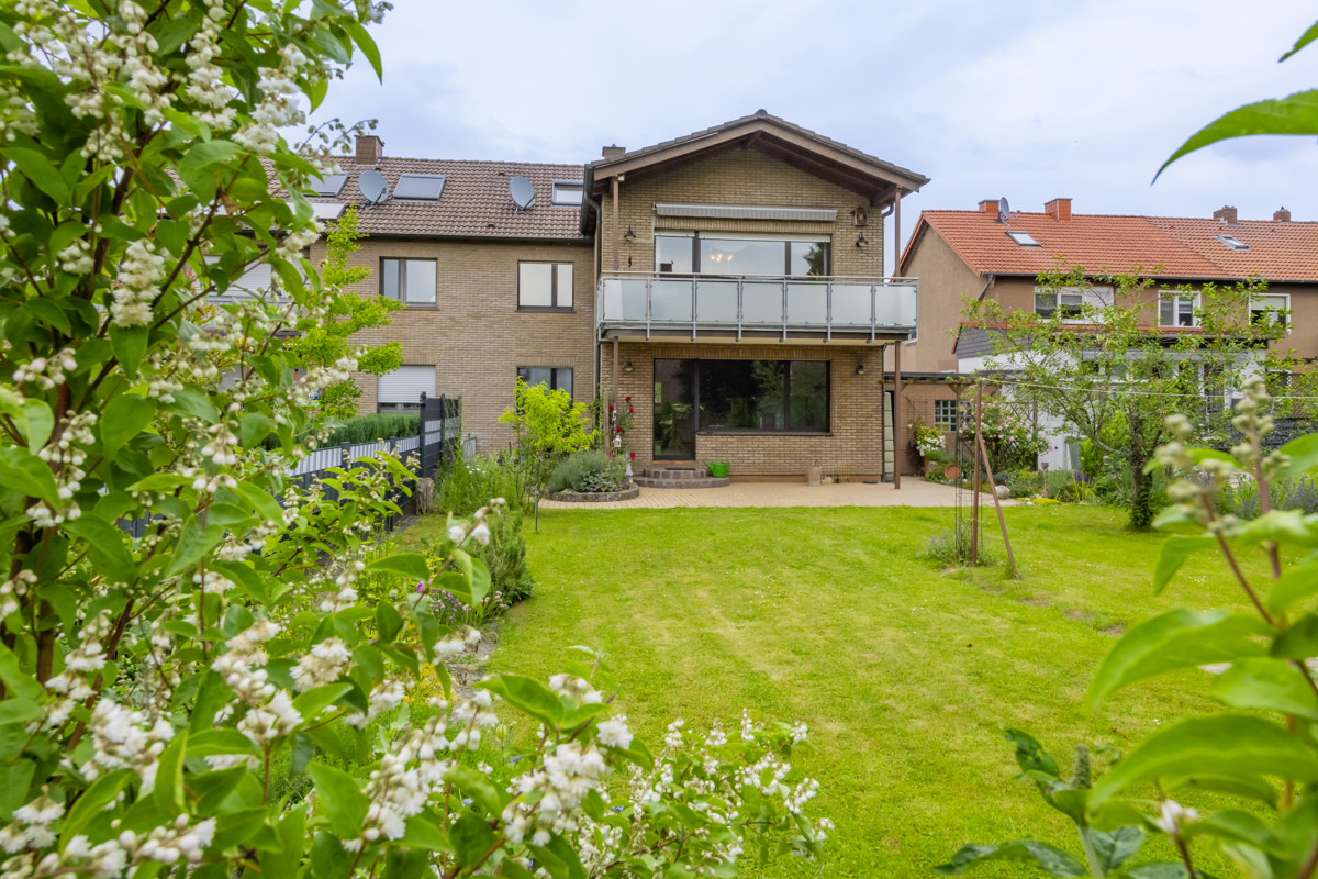 Blick vom Garten zum Haus
