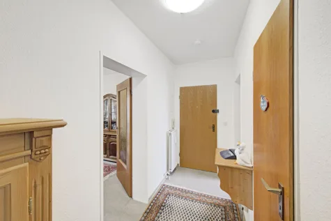 Selbst einziehen oder vermieten – Eigentumswohnung mit Balkon, Aufzug und Garage - Flur (71617)