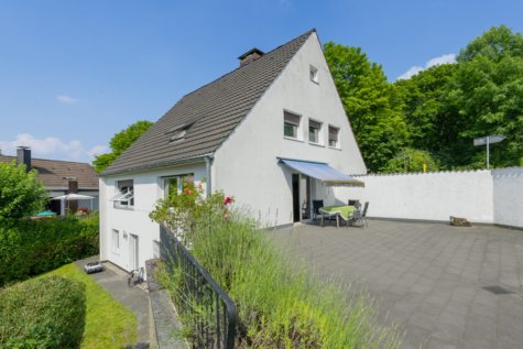 Zweifamilienhaus sucht Großfamilie - Terrasse (70252)