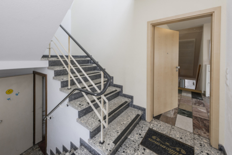 Zweifamilienhaus sucht Großfamilie - Treppenhaus (70254)