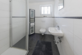 Wohnung 1: Badezimmer mit Dusche