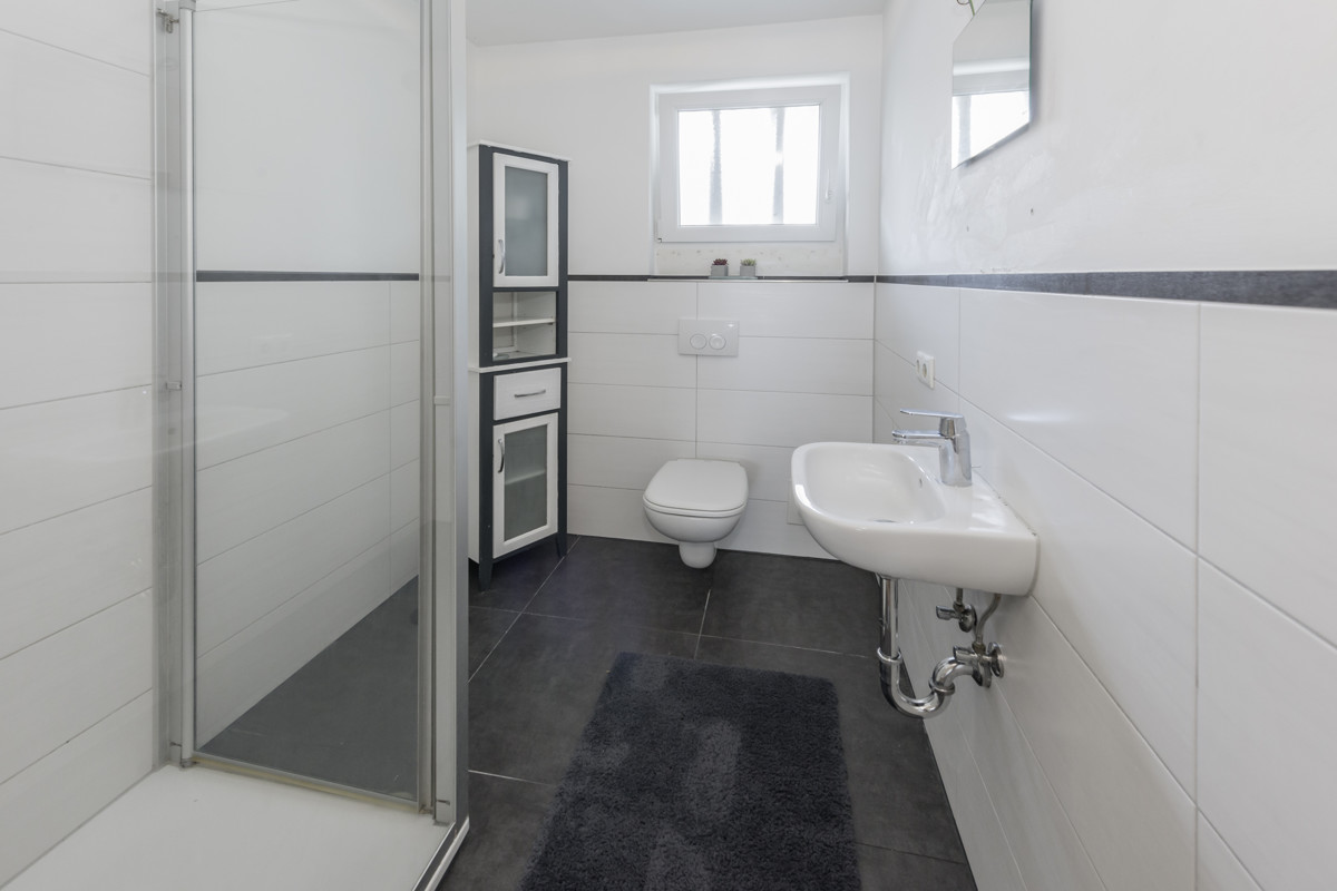 Wohnung 1: Badezimmer mit Dusche