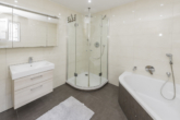 Wohnung 1: Badezimmer mit Dusche und Badewanne