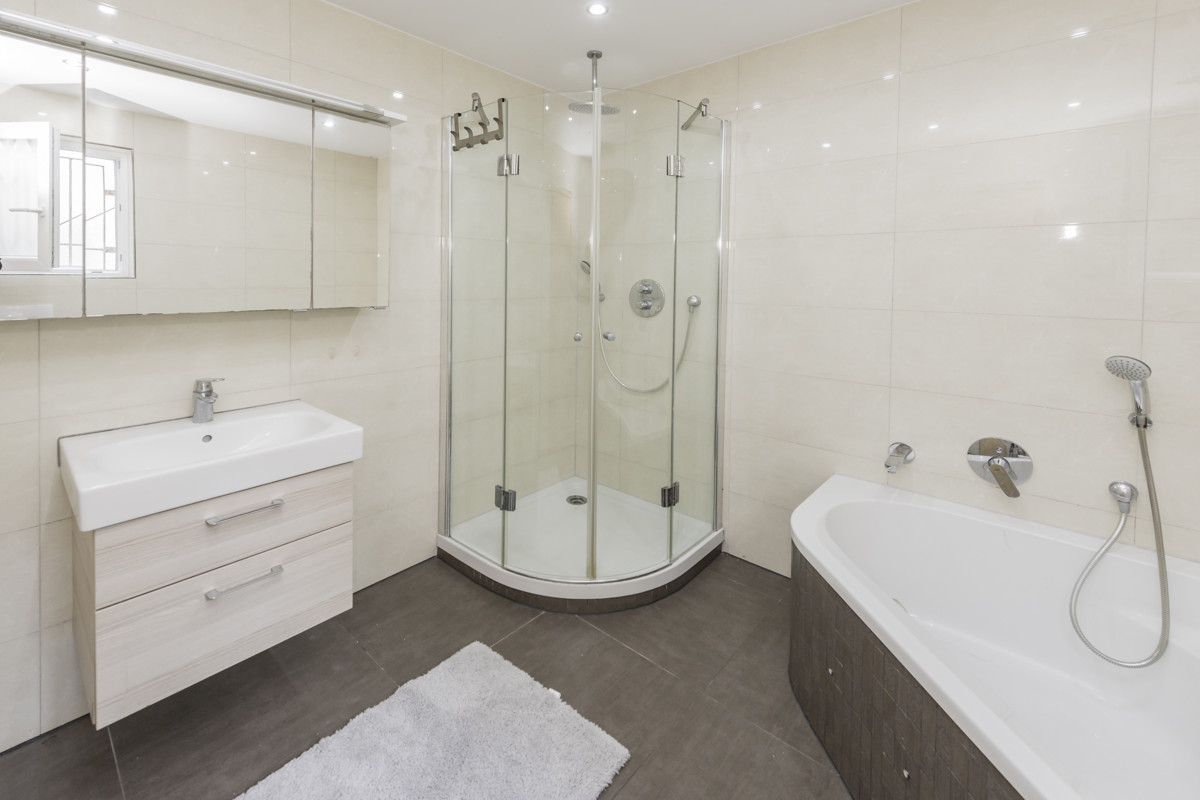 Wohnung 1: Badezimmer mit Dusche und Badewanne