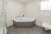 Wohnung 1: Badezimmer mit Dusche und Badewanne