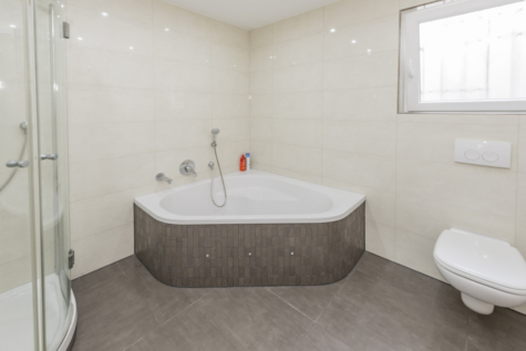 Zweifamilienhaus sucht Großfamilie - Wohnung 1: Badezimmer mit Dusche und Badewanne (70266)