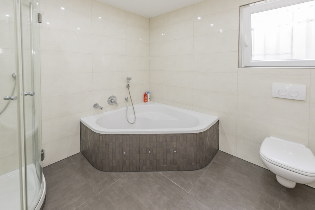 Wohnung 1: Badezimmer mit Dusche und Badewanne
