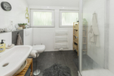 Wohnung 2: Badezimmer mit Dusche