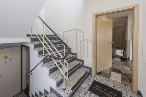Zweifamilienhaus sucht Großfamilie - Treppenhaus (70281)